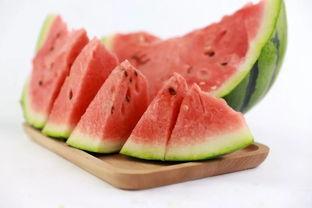 夏日吃瓜的视频,跟着视频学吃瓜技巧