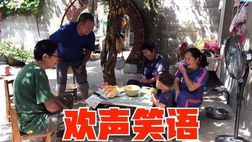 回乡的奶奶吃瓜,感受家乡田园风情