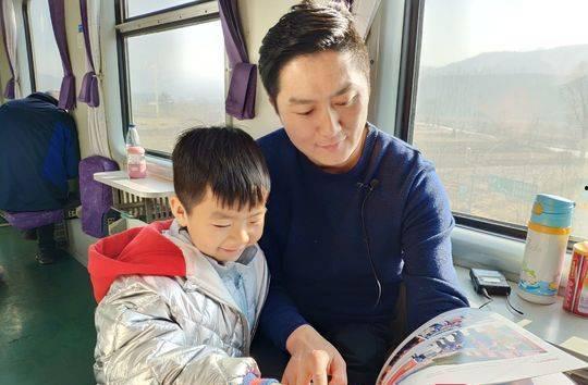 回乡的奶奶吃瓜,感受家乡田园风情