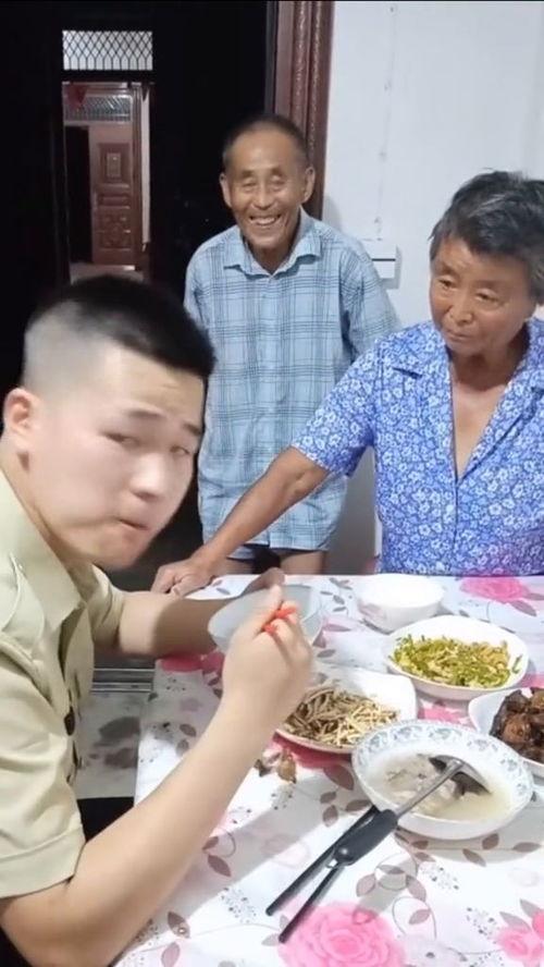 回乡的奶奶吃瓜,感受家乡田园风情