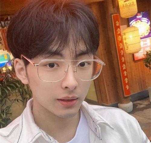 男生戴眼罩吃瓜,男生戴眼罩吃瓜的趣味瞬间