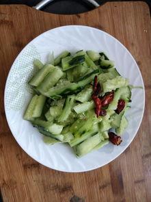 小瓜怎么凉拌吃,小瓜凉拌新吃法，简单美味一步到位