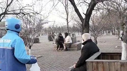 上班途中不忘吃瓜,瓜香四溢的职场生活